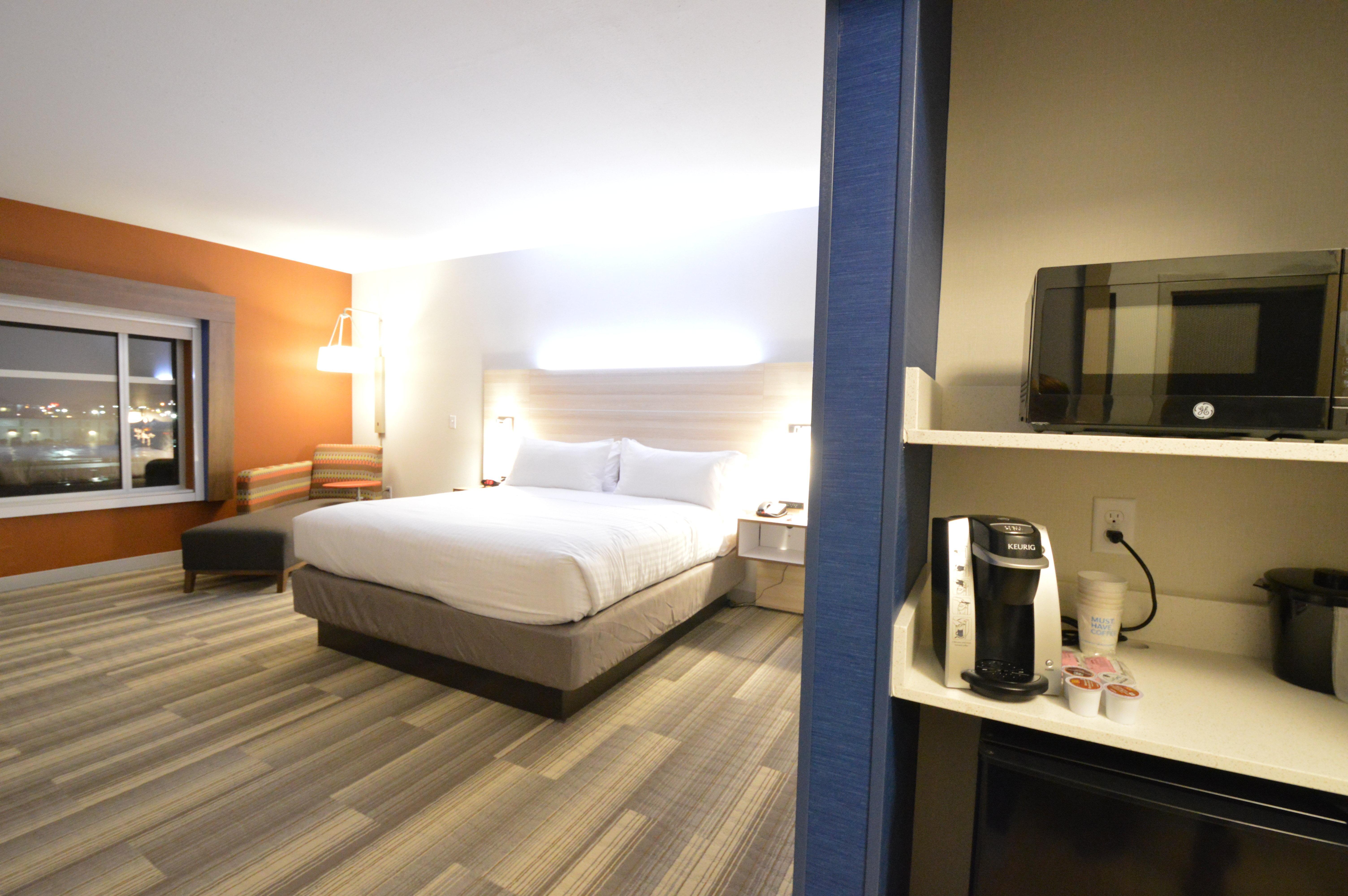 Holiday Inn Express & Suites Toledo West By Ihg Exterior foto